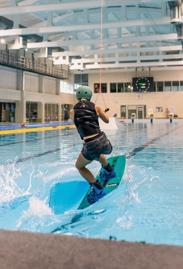 Vandenlentininkė startuoja su vandenlente baseine