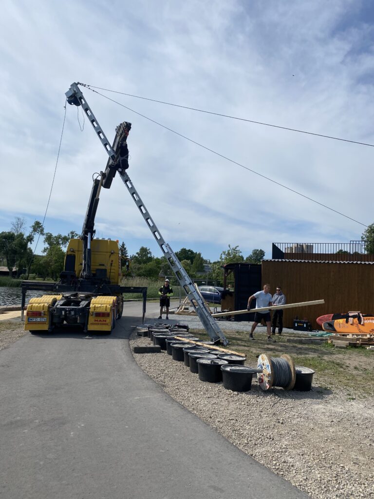 Kranas kelia vandenlenčių sistemos bokštą