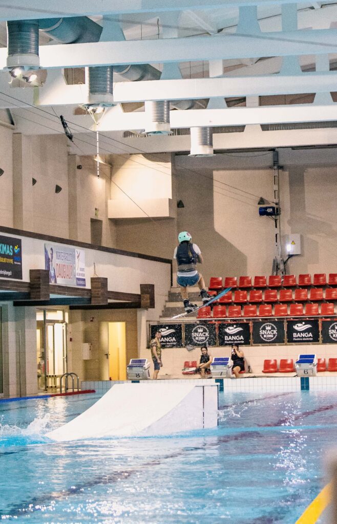 Vandenlentininkas plaukia uždarame vandenlenčių parke