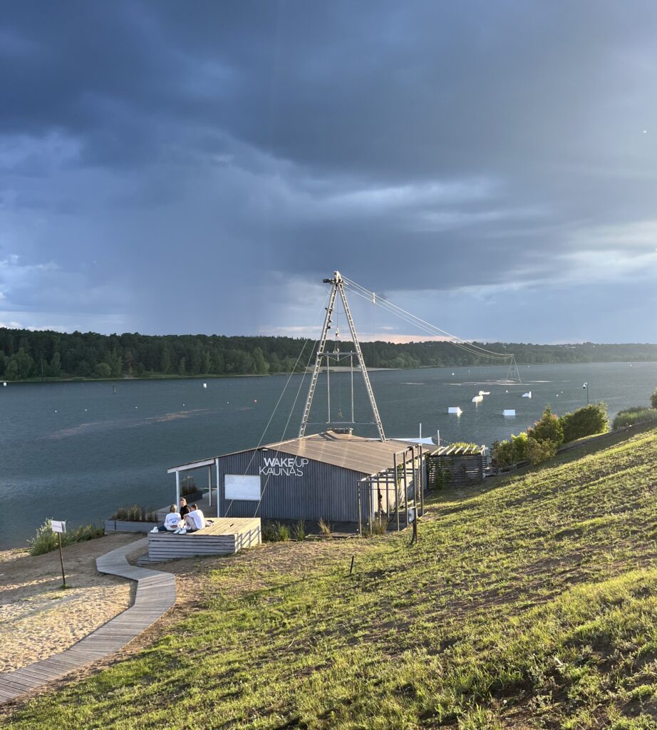 Pilnai įrengto vandenlenčių parko panoraminis vaizdas