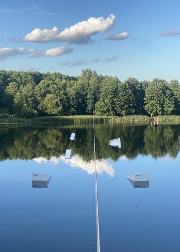 Vandenlenčių parko sistemos įrengimas. Kranas kelia bokštus.