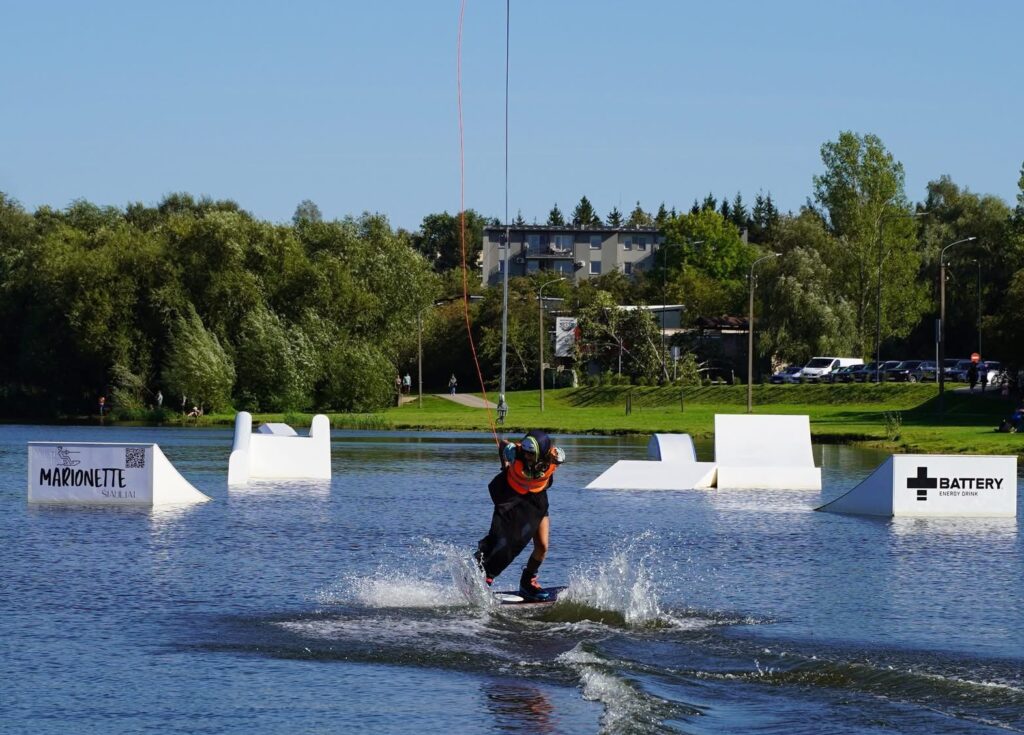 Vandenlentininkas plaukioja su vandenlente