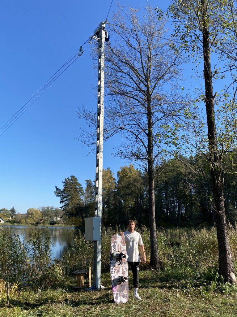 Vandenlentininkas prie naujai pastatytos vandenlenčių sistemos
